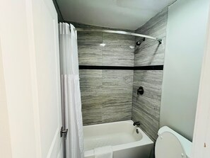 Phòng, 1 giường cỡ king, không hút thuốc | Phòng tắm | Đồ dùng nhà tắm miễn phí, máy sấy tóc, khăn tắm 