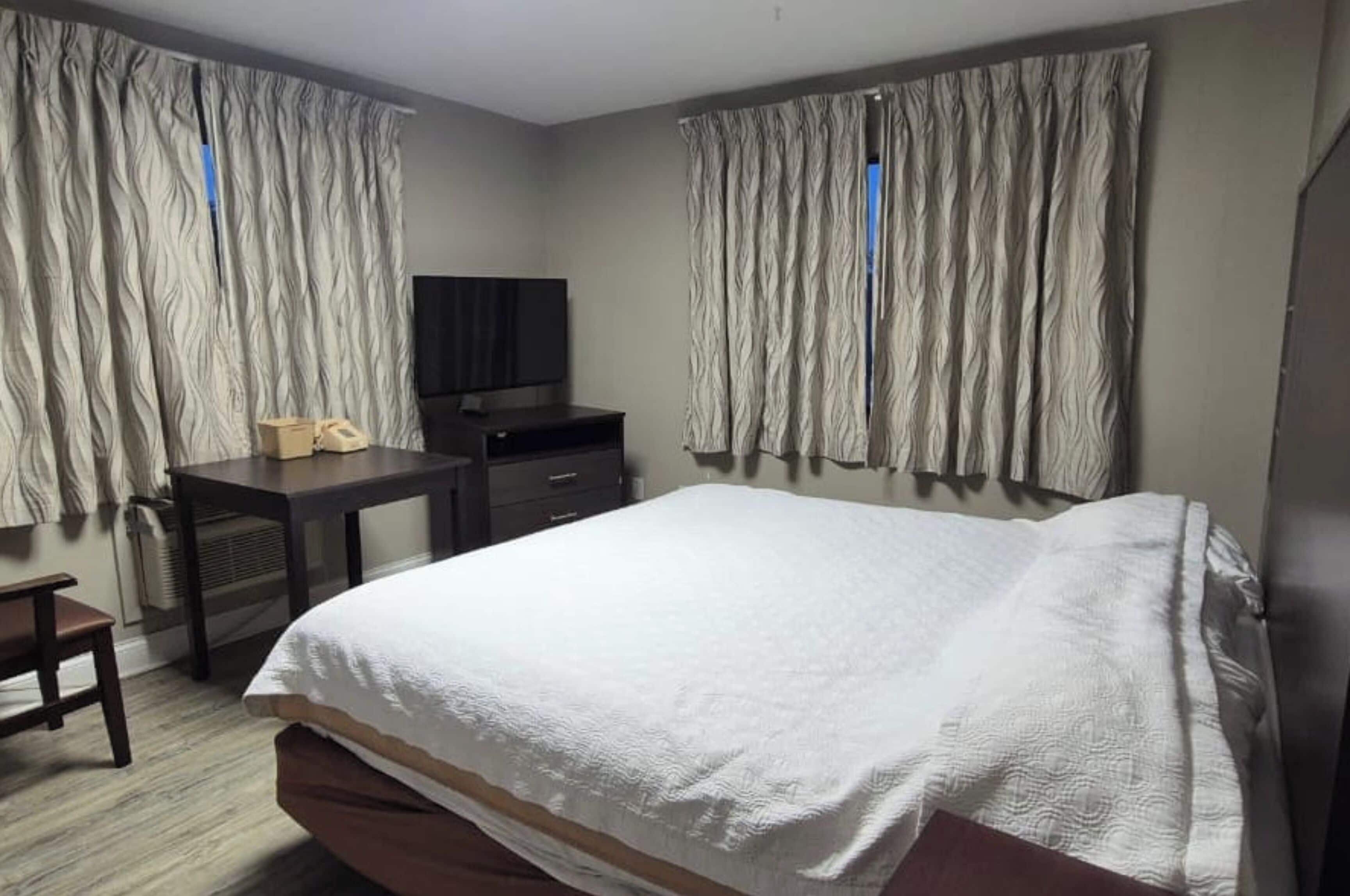 Room, 1 King Bed, Non Smoking | Iron/ironing board, free WiFi, bed sheets