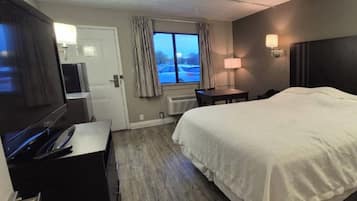 Huone, 1 suuri parisänky, tupakointi kielletty | Silitysrauta/-lauta, ilmainen Wi-Fi, vuodevaatteet