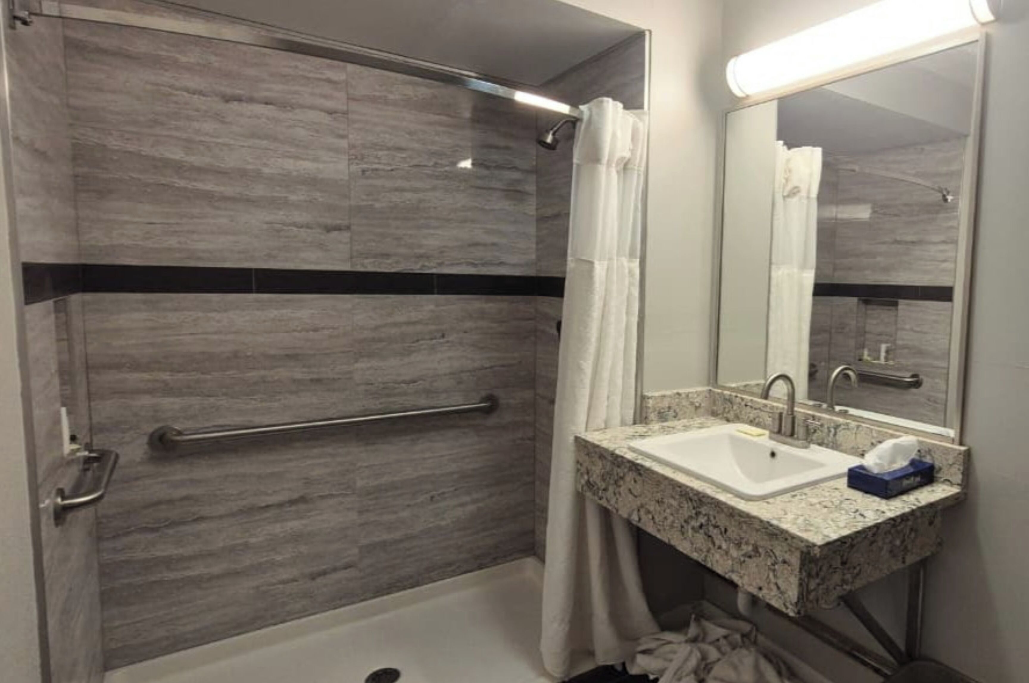 Room, 1 King Bed, Non Smoking | Bathroom | Free toiletries, hair dryer, towels