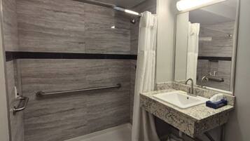 Room, 1 King Bed, Non Smoking | Bathroom | Free toiletries, hair dryer, towels