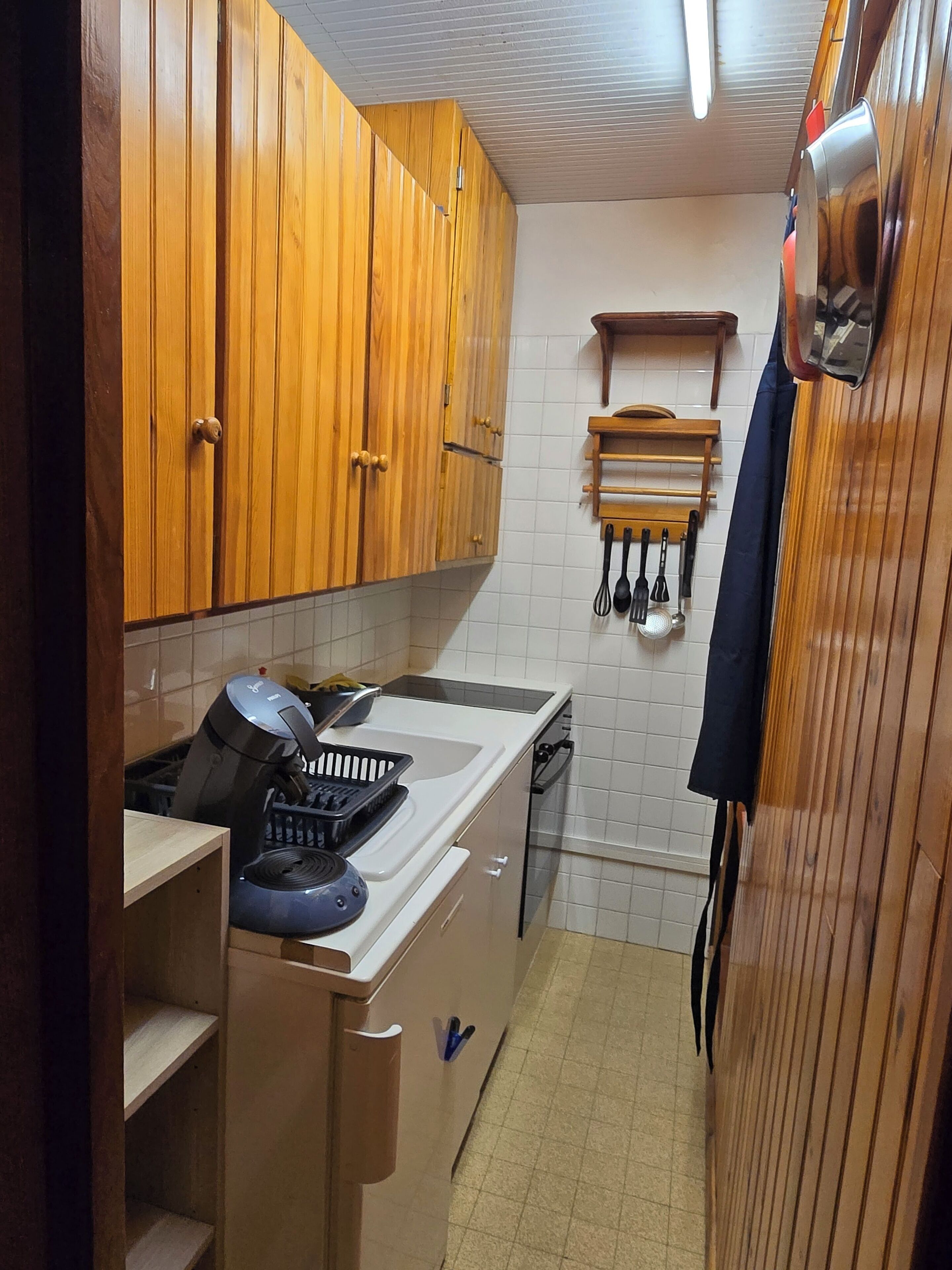 Mikrobølgeovn, ovn, kokeplater og oppvaskmaskin