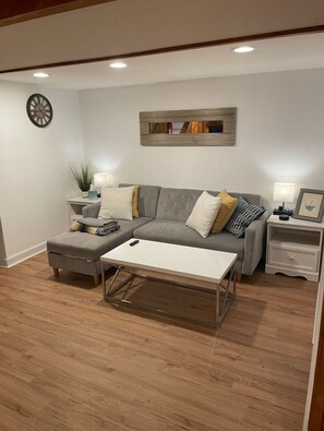 Smart TV - private 3 bedroom garden apartment in Lincoln square Chicago (Chicago)