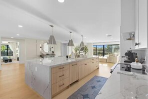 Four Ă micro-ondes, un four, surface de cuisson, lave-vaisselle