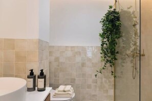 Dusche, Haartrockner, Handtücher, Seife