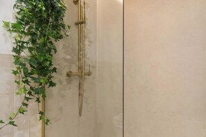 Regadera, secadora de cabello, toallas, jabón 