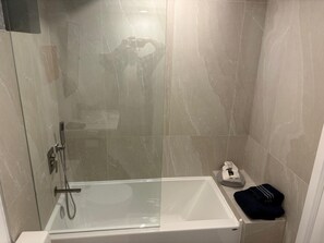 Haartrockner, Handtücher, Seife, Toilettenpapier