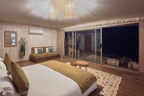 Deluxe Double Room | In-room safe