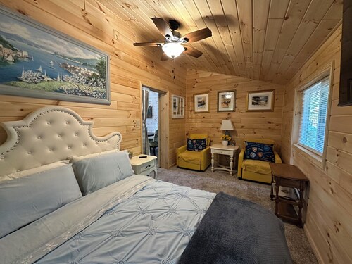 Great room w/ pool table in a 1-bdrm party barn in Newaygo; River access