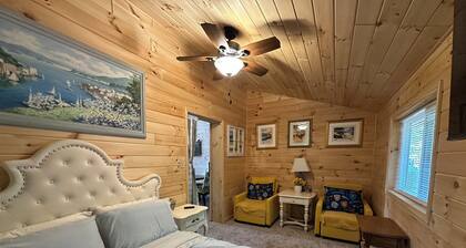 Great room w/ pool table in a 1-bdrm party barn in Newaygo; River access