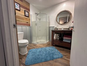 Hair dryer, towels, soap, toilet paper - Great room w/ pool table in a 1-bdrm party barn in Newaygo; River access (Newaygo)
