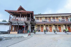 A two-story building with a balcony on the ground floor and a flat-roofed structure on the upper level. - ARBA Artana & Chipsari Hotel Pangalengan (Pangalengan)