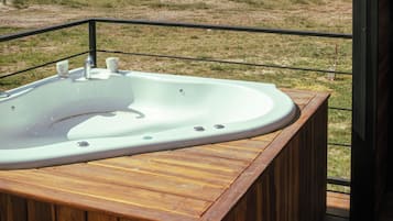 Bañera de hidromasaje al aire libre