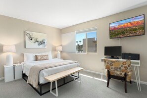 2 chambres, bureau, fer et planche à repasser, lit de bébé portatif