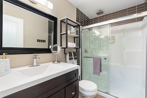 Shower, hair dryer, towels, soap - Scottsdale Townhouse by Old Town & Fashion Square Mall (Scottsdale)