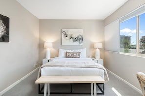 2 bedrooms, desk, iron/ironing board, travel cot - Scottsdale Townhouse by Old Town & Fashion Square Mall (Scottsdale)