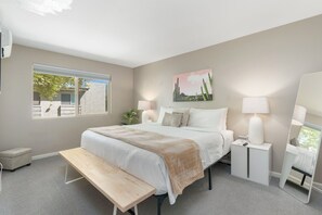 2 chambres, bureau, fer et planche à repasser, lit de bébé portatif