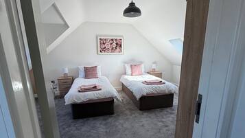 4 habitaciones, tabla de planchar con plancha, wifi y ropa de cama