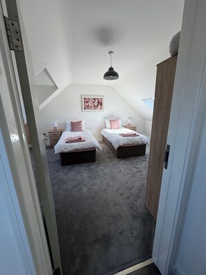 4 habitaciones, tabla de planchar con plancha, wifi y ropa de cama