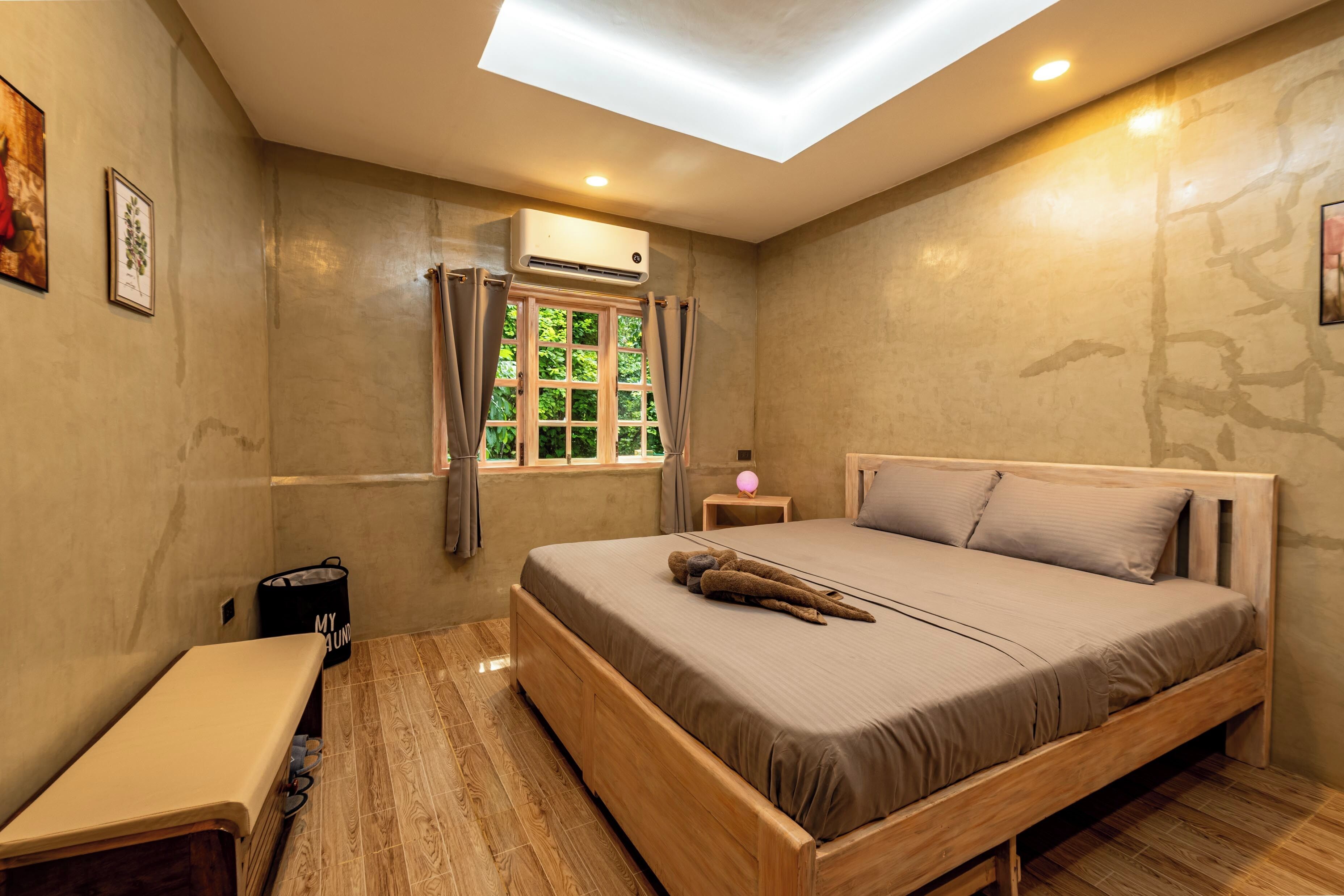 Muebles diferentes, wifi gratis y ropa de cama 