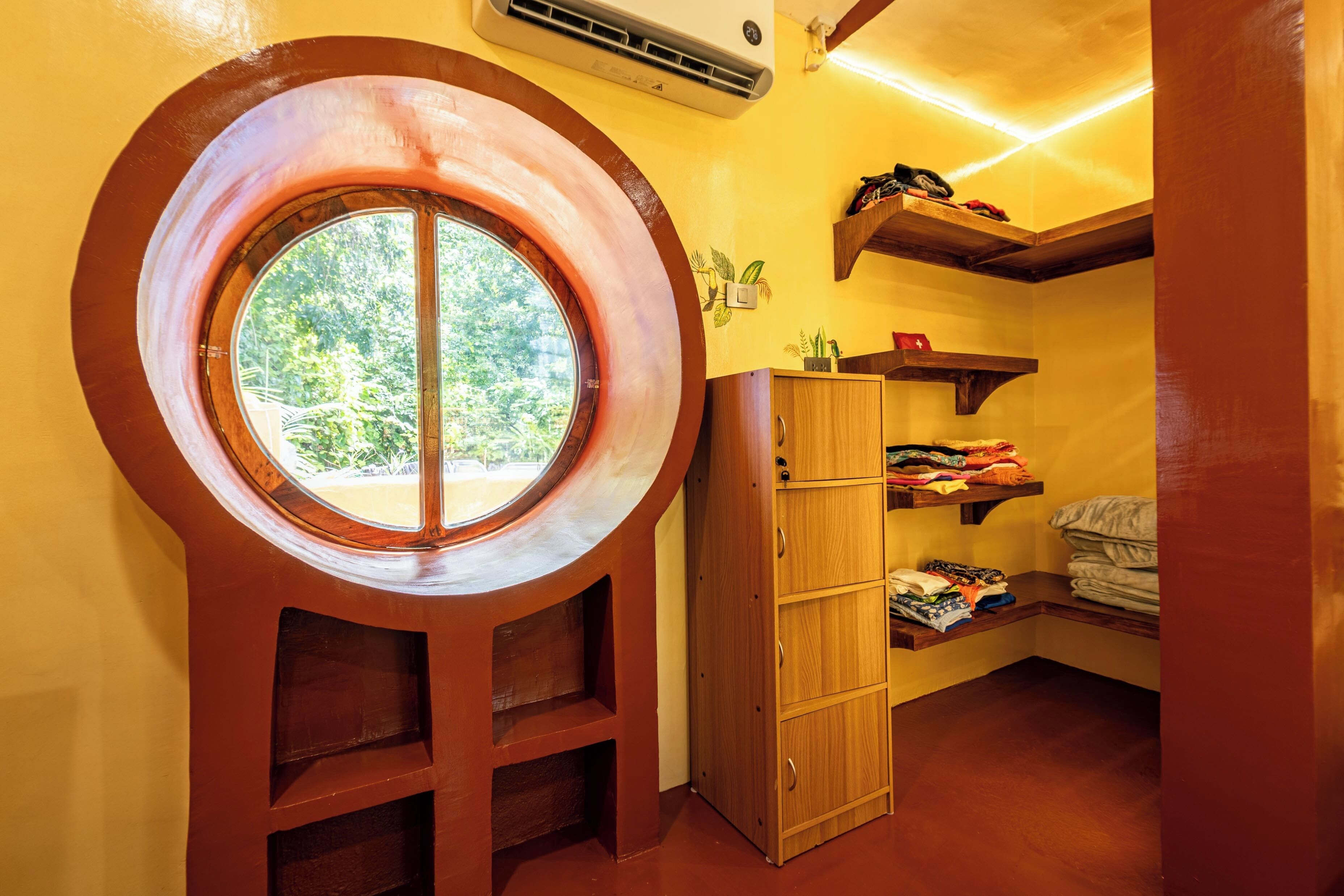 Mobiliario individual, wifi gratis, ropa de cama