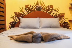 Muebles diferentes, wifi gratis y ropa de cama