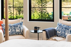 5 chambres, bureau, fer et planche à repasser, lit de bébé portatif