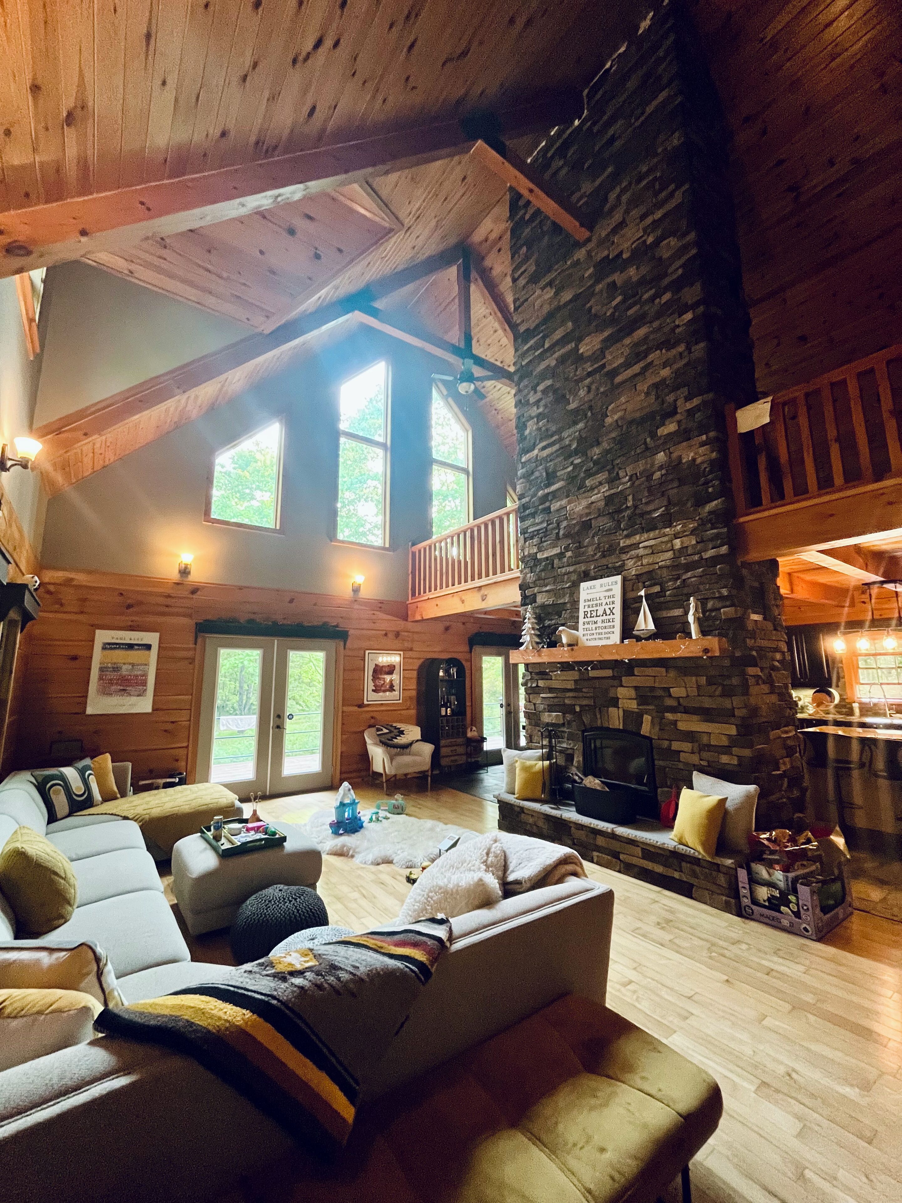 Smart TV, fireplace, stereo