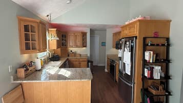 Microondas, horno, placa de cocina y lavavajillas