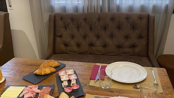 Tägliches kontinentales Frühstück (10 EUR pro Person)