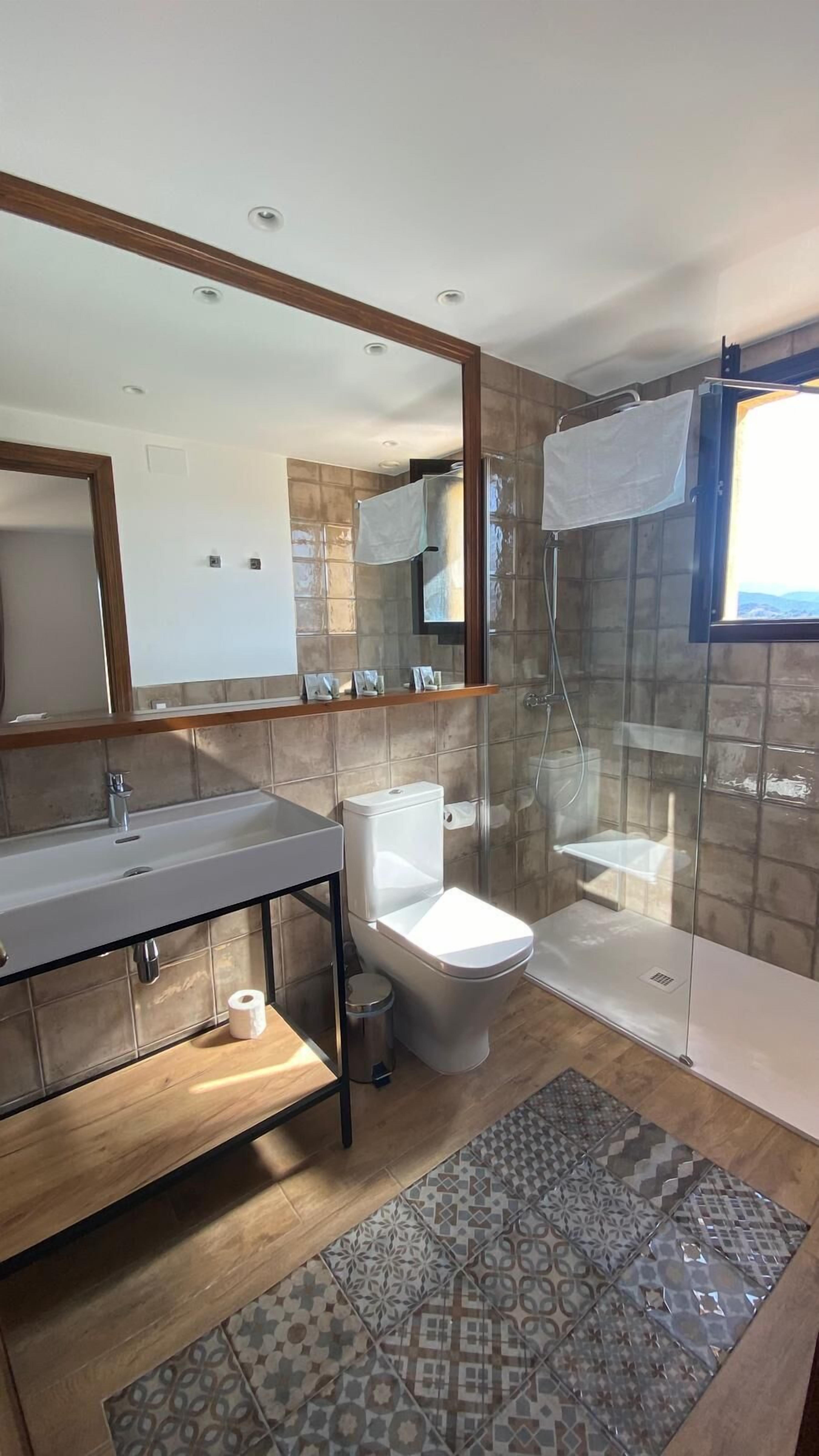 Habitación triple Confort, vistas a la montaña | Baño | Ducha, toallas, jabón y champú