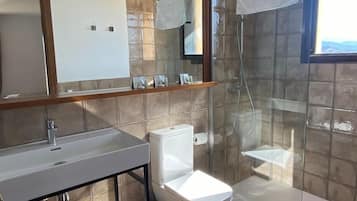 Comfort driepersoonskamer, uitzicht op bergen | Badkamer | Een douche, handdoeken, zeep, shampoo