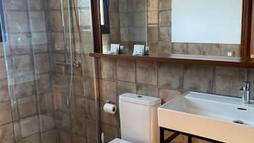 Comfort kamer, 1 twee- of 2 eenpersoonsbedden, uitzicht op bergen | Badkamer | Een douche, handdoeken, zeep, shampoo