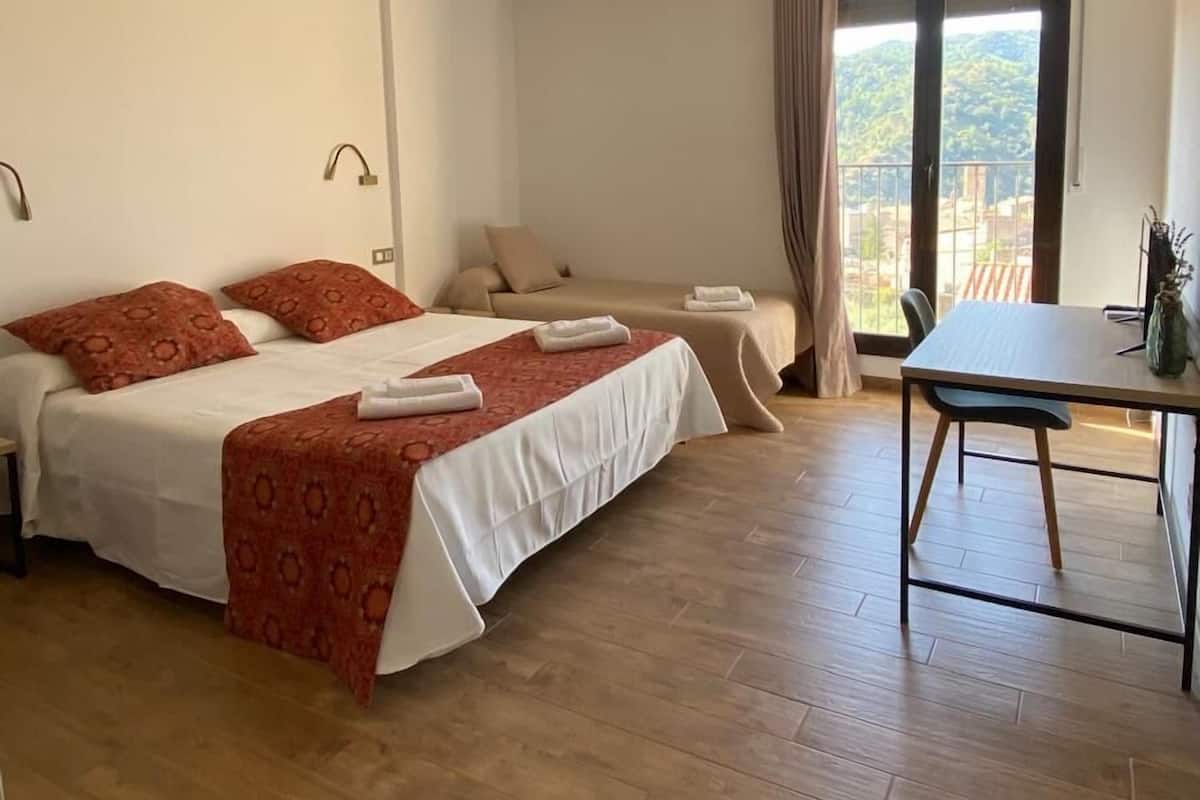 Comfort-Dreibettzimmer, Bergblick | Schreibtisch, laptopgeeigneter Arbeitsplatz, kostenloses WLAN