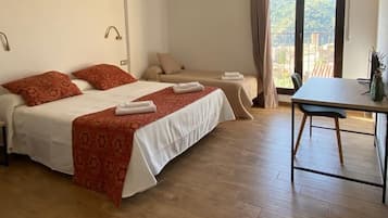 Comfort driepersoonskamer, uitzicht op bergen | Een bureau, een laptopwerkplek, gratis wifi