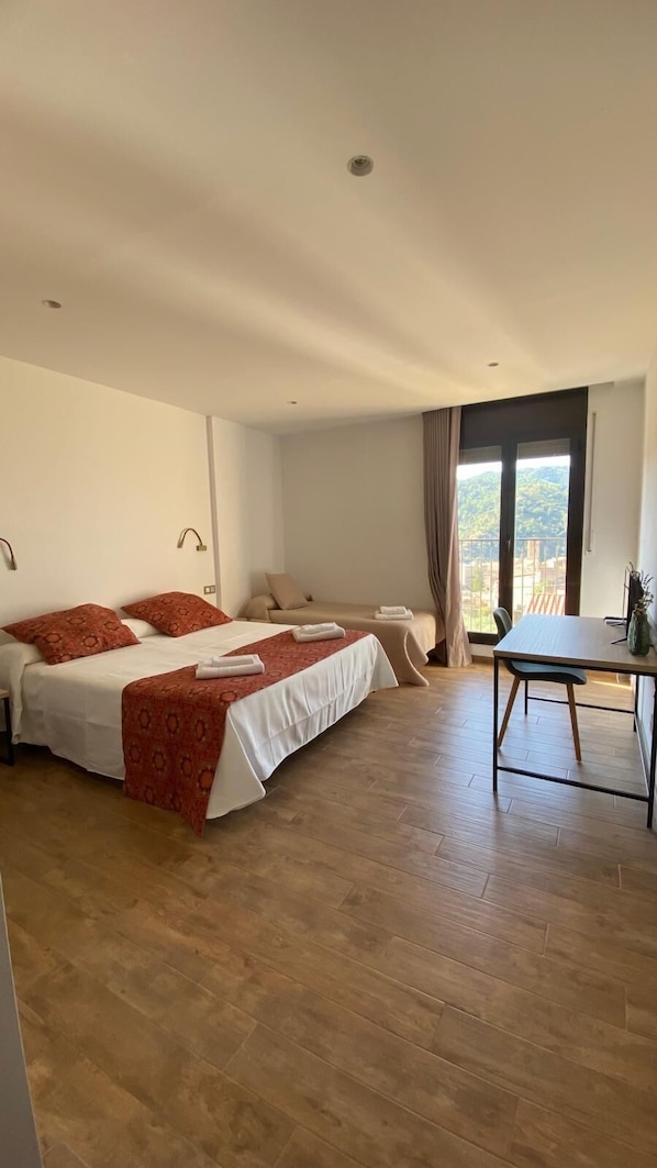Habitación triple Confort, vistas a la montaña | Escritorio, espacio para trabajar con un portátil, wifi gratis