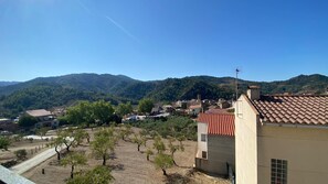 Habitación triple Confort, vistas a la montaña | Escritorio, espacio para trabajar con un portátil, wifi gratis