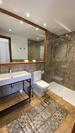 Habitación Confort con 1 cama doble o 2 individuales, vistas a la montaña | Baño | Ducha, toallas, jabón y champú