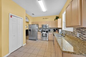 Kjøleskap, mikrobølgeovn, ovn og kokeplater