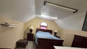 A bedroom with a bed, two nightstands, a dresser, a vanity, and a ceiling fan. - Charming 1-bedroom house in enjoyable Milan with AC (Milan)