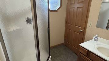 Dusche, Handtücher, Toilettenpapier