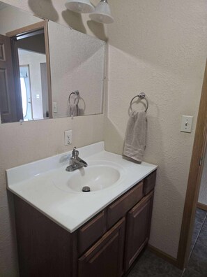 Shower, towels, toilet paper - Charming 1-bedroom house in enjoyable Milan with AC (Milan)