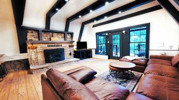 スマートテレビ、暖炉、書庫