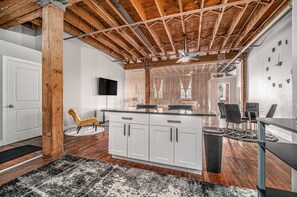 Interior - 2-bedroom apartment in cool Detroit with AC (Detroit)