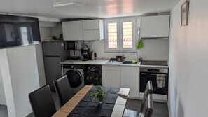 Réfrigérateur, four à micro-ondes, un four, surface de cuisson