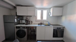 Réfrigérateur, four à micro-ondes, un four, surface de cuisson