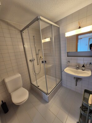 Douche, séchoir à cheveux, serviettes fournies, savon