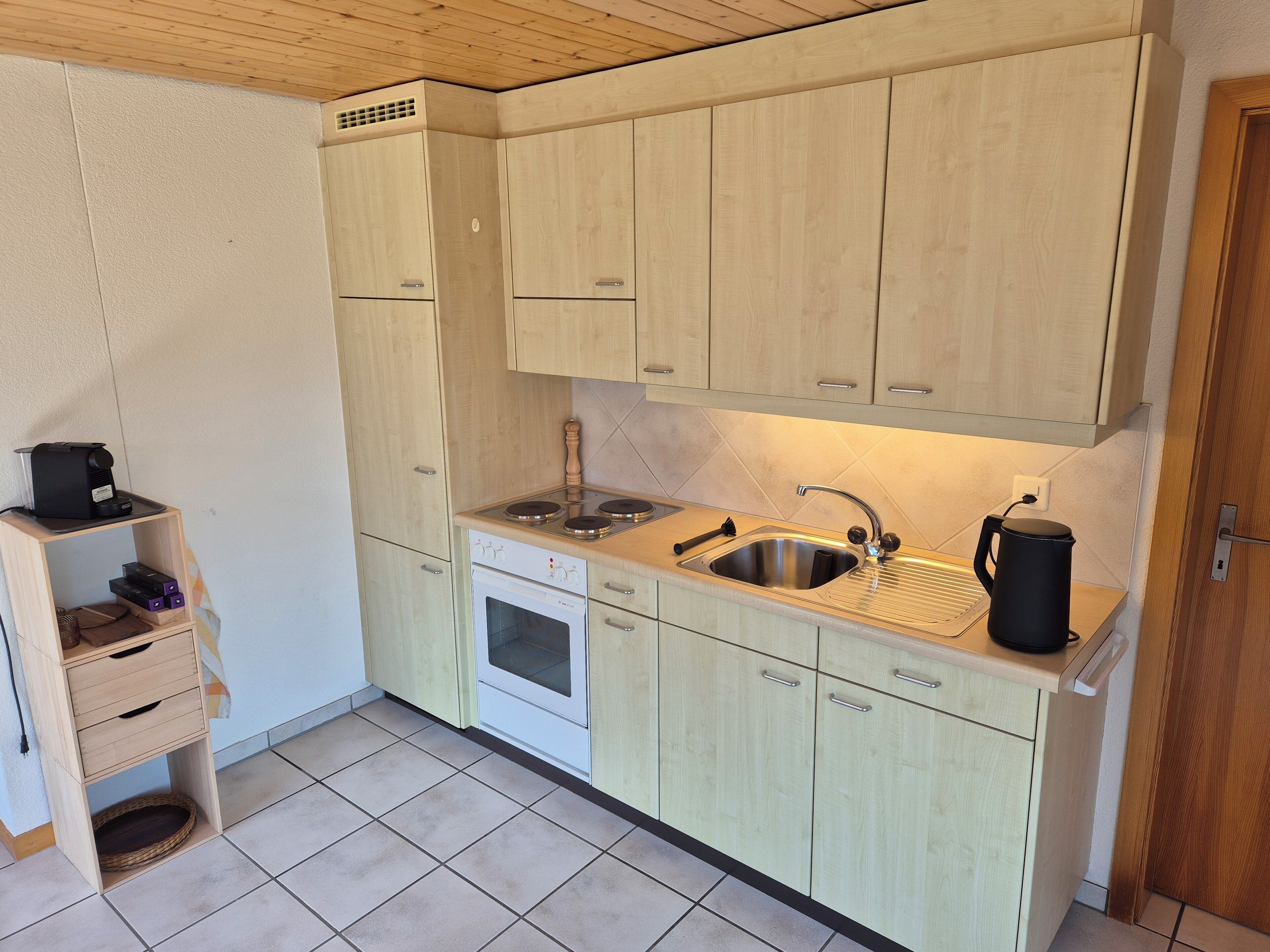 Kühlschrank, Herdplatte, Wasserkocher mit Kaffee-/Teezubehör