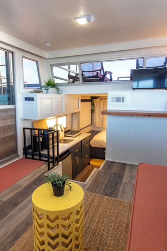 You're on a Boat 2!! Charming Houseboat on Eagle Mountain Lake