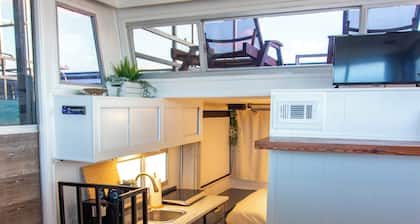 You're on a Boat 2!! Charming Houseboat on Eagle Mountain Lake